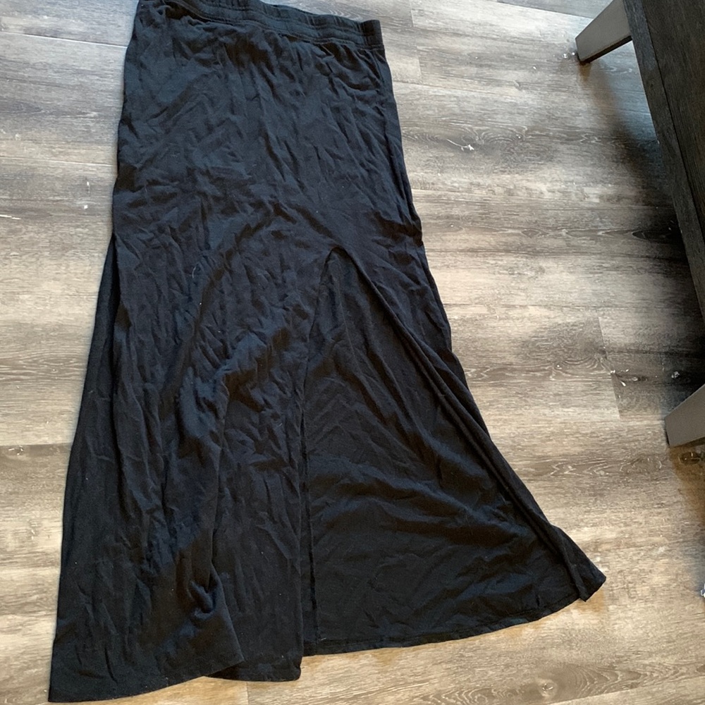 Skirt with leg slit